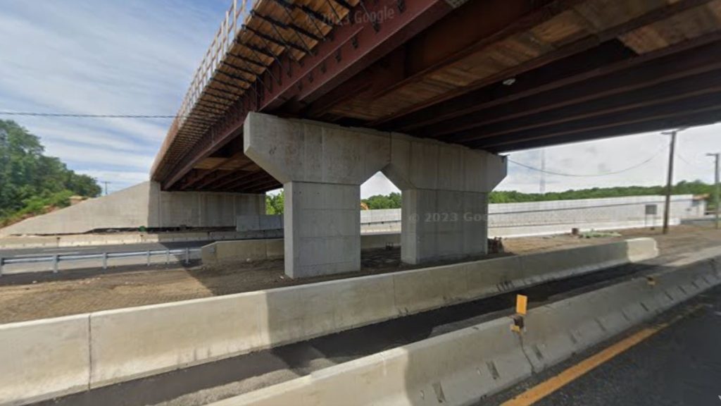 The new bridge was designed with 8 continuous steel plate girders. June, 2022